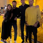 Rojda Demirer Instagram - Duygularımı tarif etmem çok çok zor🥹tahminimin çok ötesinde çok güzel bir açılış oldu 🫶yeni bebeğimiz @zestsocietycadde kapılarını bugun tam olarak açmış oldu✨Açılışın her anında desteğini esirgemeyen canım dostum ve menajerim @abdullahbulutt ,mükemmel menüsüyle şefim @cihansozer , çikolatalarımızın ustası şefim @muammer__coskun ,bu gece arılar gibi çalışıp salonda harikalar yaratan tüm ekip arkadaşlarımız ve beni yalnız bırakmayan dostlarım iyi ki varsınız hepinizi çok ama çoook seviyorum ..Ve tecrübesiyle mekanımıza mükemmel bir dokunuş yapıp onu çok başka bir noktaya taşıyan ve “zest society”nin doğmasında büyük payı olan @emrahcevuk ve mükemmel kokteyllerimizin mimarı @zurganc tekrar söylüyorum bu ortaklık harika oldu güçlerimiz birleşince adeta voltranı oluşturduk💪🤣 ve tabii ki desteğini hiçbir zaman eksik etmeyen yol arkadaşım sevgilim @ulaskiyak en özel teşekkürüm sana iyi ki varsın iyi ki hep yanımdasın seni çok ama çoook seviyorum ❤️