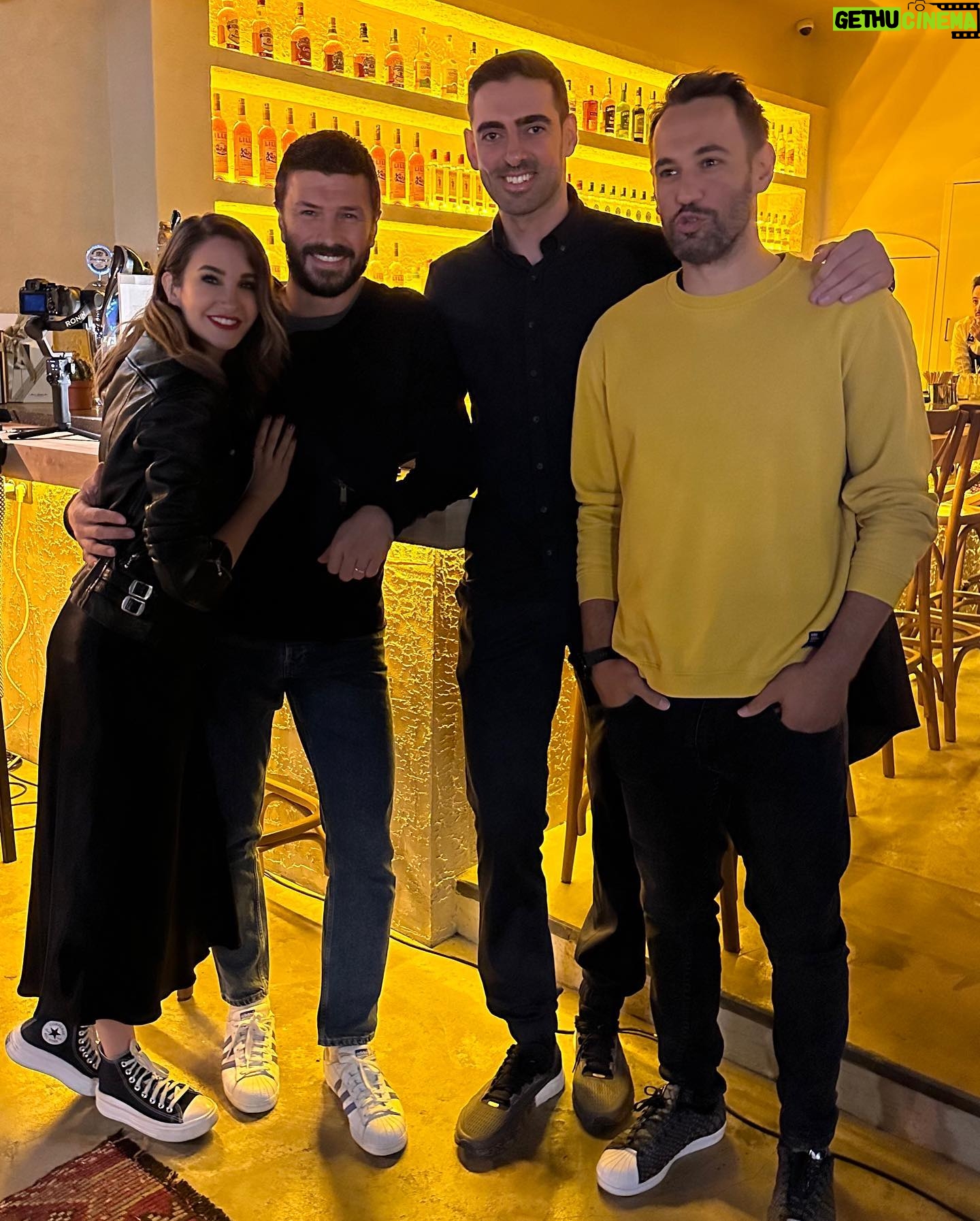 Rojda Demirer Instagram - Duygularımı tarif etmem çok çok zor🥹tahminimin çok ötesinde çok güzel bir açılış oldu 🫶yeni bebeğimiz @zestsocietycadde kapılarını bugun tam olarak açmış oldu✨Açılışın her anında desteğini esirgemeyen canım dostum ve menajerim @abdullahbulutt ,mükemmel menüsüyle şefim @cihansozer , çikolatalarımızın ustası şefim @muammer__coskun ,bu gece arılar gibi çalışıp salonda harikalar yaratan tüm ekip arkadaşlarımız ve beni yalnız bırakmayan dostlarım iyi ki varsınız hepinizi çok ama çoook seviyorum ..Ve tecrübesiyle mekanımıza mükemmel bir dokunuş yapıp onu çok başka bir noktaya taşıyan ve “zest society”nin doğmasında büyük payı olan @emrahcevuk ve mükemmel kokteyllerimizin mimarı @zurganc tekrar söylüyorum bu ortaklık harika oldu güçlerimiz birleşince adeta voltranı oluşturduk💪🤣 ve tabii ki desteğini hiçbir zaman eksik etmeyen yol arkadaşım sevgilim @ulaskiyak en özel teşekkürüm sana iyi ki varsın iyi ki hep yanımdasın seni çok ama çoook seviyorum ❤️