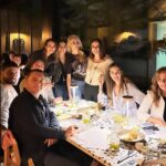 Rojda Demirer Instagram - Duygularımı tarif etmem çok çok zor🥹tahminimin çok ötesinde çok güzel bir açılış oldu 🫶yeni bebeğimiz @zestsocietycadde kapılarını bugun tam olarak açmış oldu✨Açılışın her anında desteğini esirgemeyen canım dostum ve menajerim @abdullahbulutt ,mükemmel menüsüyle şefim @cihansozer , çikolatalarımızın ustası şefim @muammer__coskun ,bu gece arılar gibi çalışıp salonda harikalar yaratan tüm ekip arkadaşlarımız ve beni yalnız bırakmayan dostlarım iyi ki varsınız hepinizi çok ama çoook seviyorum ..Ve tecrübesiyle mekanımıza mükemmel bir dokunuş yapıp onu çok başka bir noktaya taşıyan ve “zest society”nin doğmasında büyük payı olan @emrahcevuk ve mükemmel kokteyllerimizin mimarı @zurganc tekrar söylüyorum bu ortaklık harika oldu güçlerimiz birleşince adeta voltranı oluşturduk💪🤣 ve tabii ki desteğini hiçbir zaman eksik etmeyen yol arkadaşım sevgilim @ulaskiyak en özel teşekkürüm sana iyi ki varsın iyi ki hep yanımdasın seni çok ama çoook seviyorum ❤️