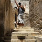 Rojda Demirer Instagram - Sanki zaman tünelinde başka bir dünyaya ışınlanmış gibiyiz 🫶dokusuna , tarihine ,medeniyetlerine hayran bırakan Mardin🫶 #mardin #doğuturnesi 🎭