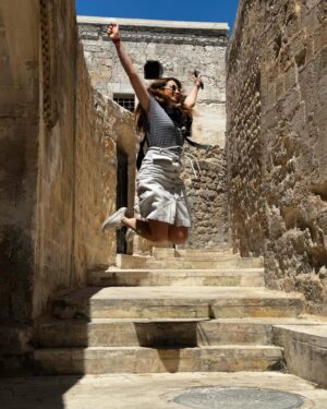 Rojda Demirer Instagram - Sanki zaman tünelinde başka bir dünyaya ışınlanmış gibiyiz 🫶dokusuna , tarihine ,medeniyetlerine hayran bırakan Mardin🫶 #mardin #doğuturnesi 🎭