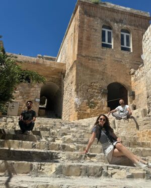 Rojda Demirer Instagram - Sanki zaman tünelinde başka bir dünyaya ışınlanmış gibiyiz 🫶dokusuna , tarihine ,medeniyetlerine hayran bırakan Mardin🫶 #mardin #doğuturnesi 🎭
