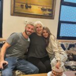 Rojda Demirer Instagram - Aldık sağımıza solumuza anneleri bizden mutlusu yok 🥰hem annemin doğumgünü hem anneler günü daha ne olsun sizi çoook seviyoruz ❤️❤️ hep beraber, hep mutlulukla ,sağlıkla🙏❤️