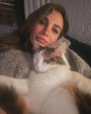 Rojda Demirer Instagram - “Dünya Kedi Günü” bunu sevdim😄🫶 #17subat 🐈