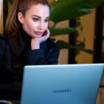 Rojda Demirer Instagram - Yağmurlu günlerde kendimi dışarı atıp kafemde çalışmaya bayılıyorum. Yanımda ince ve hafif tasarımıyla Huawei MateBook 14s varken bu özgürlüğe sahibim :) @huaweimobiletr #HuaweiMateBook14s #işbirliği