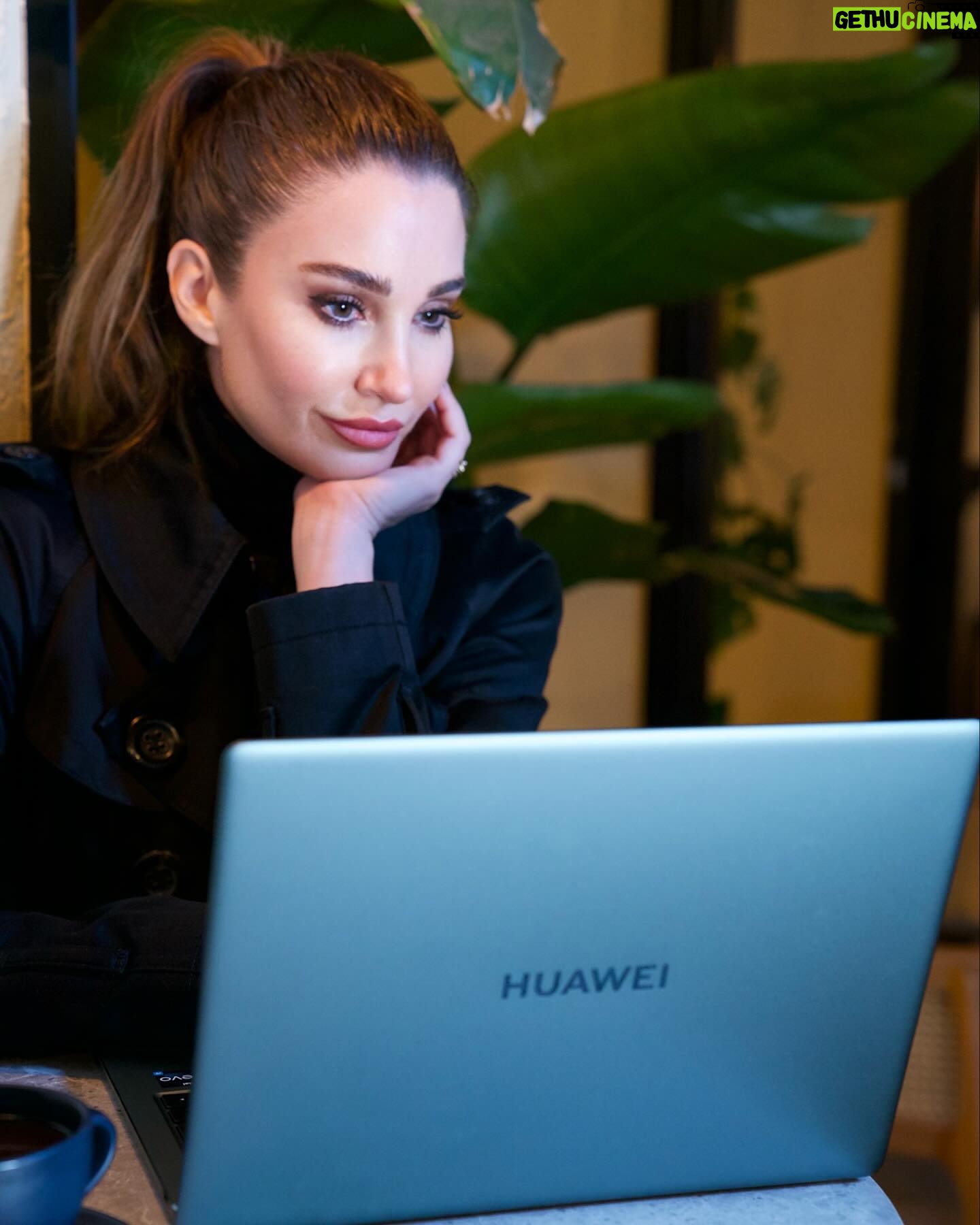 Rojda Demirer Instagram - Yağmurlu günlerde kendimi dışarı atıp kafemde çalışmaya bayılıyorum. Yanımda ince ve hafif tasarımıyla Huawei MateBook 14s varken bu özgürlüğe sahibim :) @huaweimobiletr #HuaweiMateBook14s #işbirliği