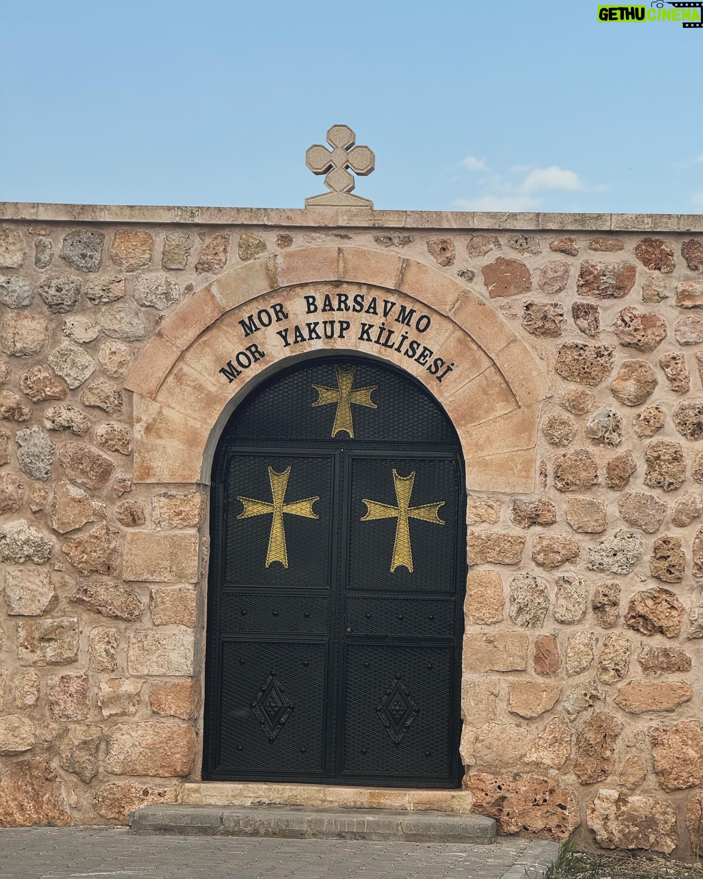 Rojda Demirer Instagram - Midyat ne büyüleyicisin 🫶 #midyat #aynalıkonak #darazindanları #süryaniköyü ##kafrospizzeria 🫶 Süryani Köyündeki Kafro’s Pizzeria pizza yemeden dönmeyin😋