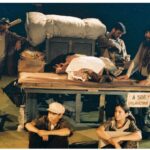 Rojda Demirer Instagram - “Sahne tozu yutmak “dedikleri…🥹 1994 Ankara Devlet Tiyatrosu Christopher Martin ‘in yönettiği “Gazap Üzümleri” oyunu ✨14 yaşında ürkek kız çocuğu tam da bu oyunla sahnelere adım attı ve bir daha da kopamadı …Kamyonun altında oturan o küçük kız çocuğu benim evet 🥹 Bu fotoğrafı gördüğümde anılar nasıl da canlandı gözümde , tüm heyecanım dün gibi …3 yıl süren ve ustalarla aynı sahneyi paylaşma fırsatı veren bu oyunla başlayan tiyatro serüvenim 97 yılında konservatuvar tiyatro bölümüne girmemle devam etti ✨iyi ki çocuk oyuncu olarak o oyunun seçmelerine katılmışım , iyi ki seçilmişim, iyi ki o kadar önemli duayenle oynama fırsatını yakalamışım…yoksa kimbilir şimdi nerede hangi mesleği yapıyor olurdum…hayat sana teşekkür ederim🙏❤️ #tiyatro #devlettiyatrosu #johnsteinbeck #gazapüzümleri #tbt