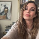 Rojda Demirer Instagram - Böyle de yetenekli bi teyzem var💪arkamdaki yağlı boya onun eseri👩‍🎨🎨🫶❤️ @gulseren.avsar.54