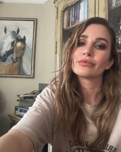 Rojda Demirer Instagram - Böyle de yetenekli bi teyzem var💪arkamdaki yağlı boya onun eseri👩‍🎨🎨🫶❤️ @gulseren.avsar.54