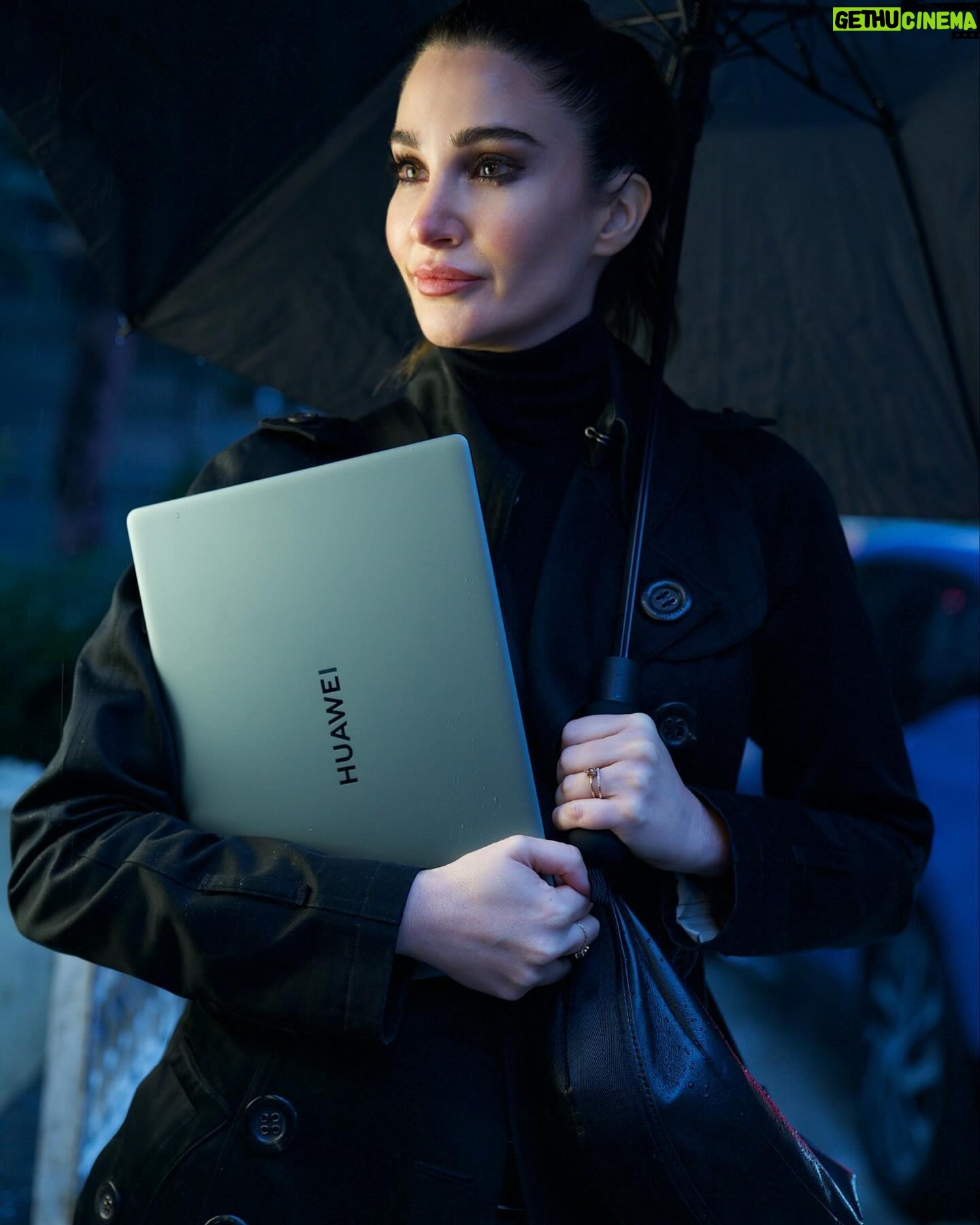 Rojda Demirer Instagram - Yağmurlu günlerde kendimi dışarı atıp kafemde çalışmaya bayılıyorum. Yanımda ince ve hafif tasarımıyla Huawei MateBook 14s varken bu özgürlüğe sahibim :) @huaweimobiletr #HuaweiMateBook14s #işbirliği