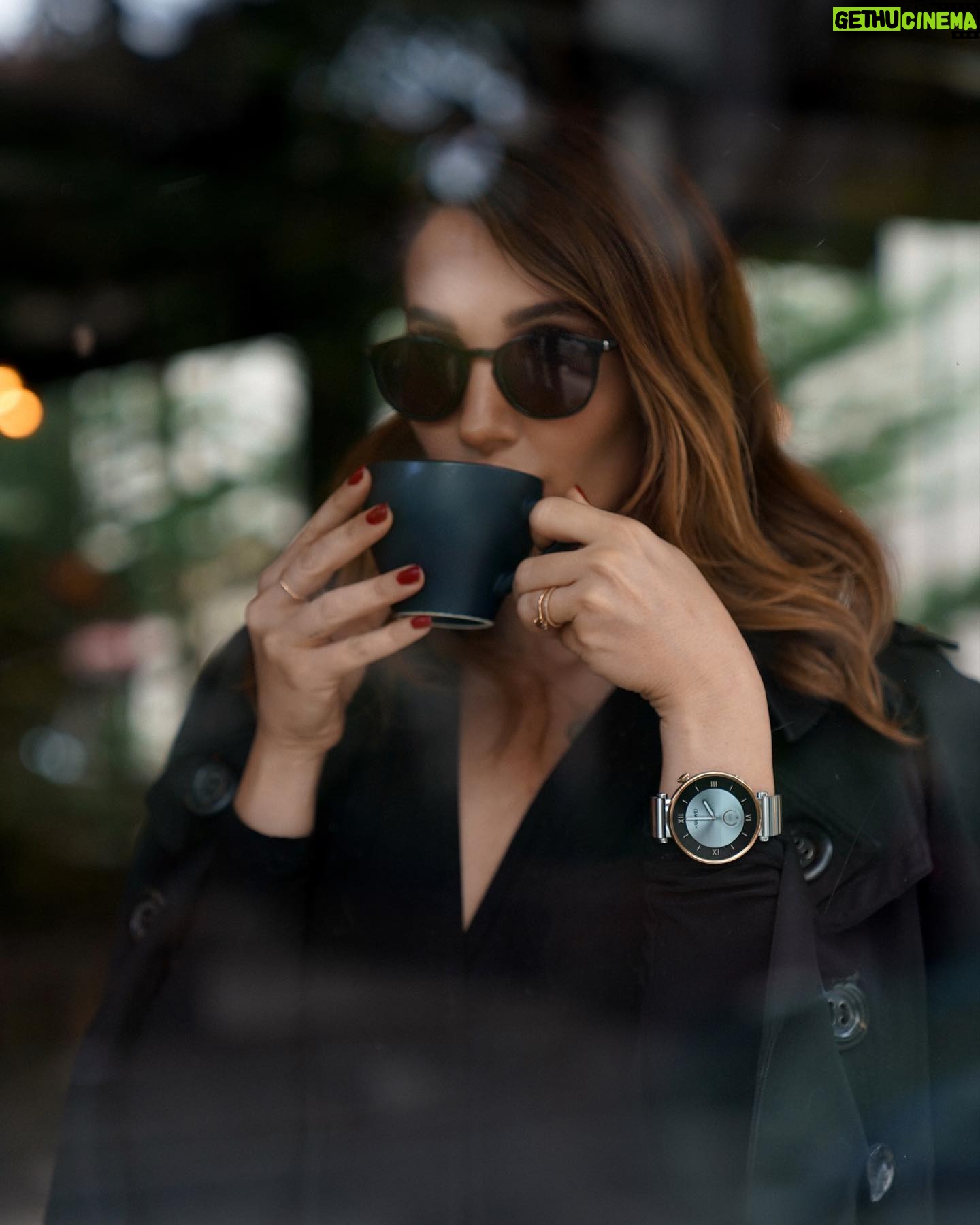 Rojda Demirer Instagram - Kendimi tamamlayan saati sonunda buldum #HuaweiWatchGT4 🧡 Ama en sevdiğim fotoğrafa karar veremedim 🤷🏻♀️ Sizce kapak doğru karar olmuş mu? . . #FashionForward #HuaweiWatchGT4 @huaweimobiletr #işbirliği
