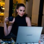Rojda Demirer Instagram - Yağmurlu günlerde kendimi dışarı atıp kafemde çalışmaya bayılıyorum. Yanımda ince ve hafif tasarımıyla Huawei MateBook 14s varken bu özgürlüğe sahibim :) @huaweimobiletr #HuaweiMateBook14s #işbirliği