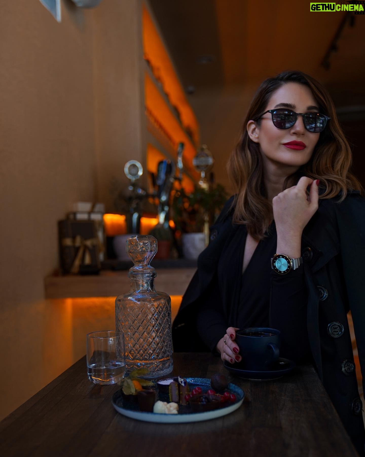 Rojda Demirer Instagram - Kendimi tamamlayan saati sonunda buldum #HuaweiWatchGT4 🧡 Ama en sevdiğim fotoğrafa karar veremedim 🤷🏻♀️ Sizce kapak doğru karar olmuş mu? . . #FashionForward #HuaweiWatchGT4 @huaweimobiletr #işbirliği