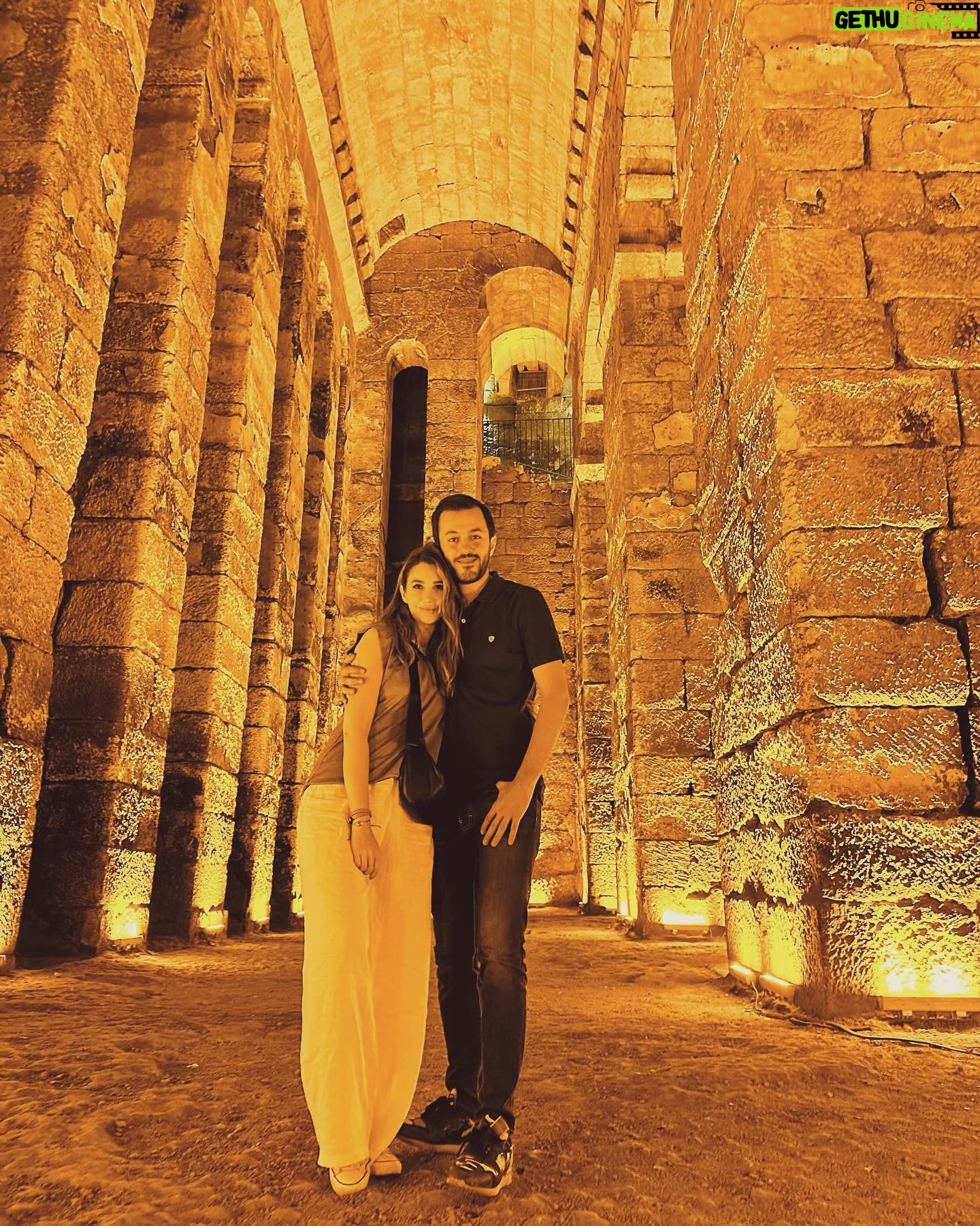 Rojda Demirer Instagram - Midyat ne büyüleyicisin 🫶 #midyat #aynalıkonak #darazindanları #süryaniköyü ##kafrospizzeria 🫶 Süryani Köyündeki Kafro’s Pizzeria pizza yemeden dönmeyin😋