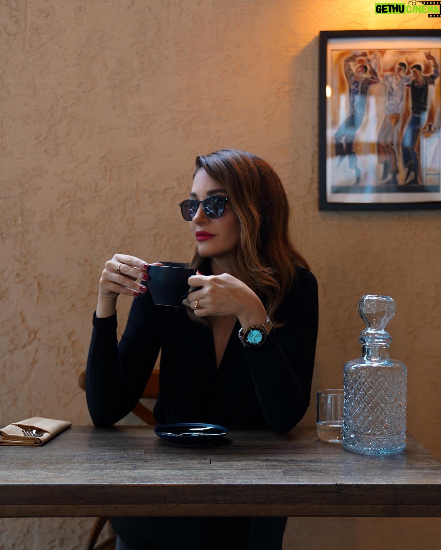 Rojda Demirer Instagram - Kendimi tamamlayan saati sonunda buldum #HuaweiWatchGT4 🧡 Ama en sevdiğim fotoğrafa karar veremedim 🤷🏻♀️ Sizce kapak doğru karar olmuş mu? . . #FashionForward #HuaweiWatchGT4 @huaweimobiletr #işbirliği