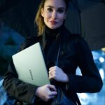 Rojda Demirer Instagram - Yağmurlu günlerde kendimi dışarı atıp kafemde çalışmaya bayılıyorum. Yanımda ince ve hafif tasarımıyla Huawei MateBook 14s varken bu özgürlüğe sahibim :) @huaweimobiletr #HuaweiMateBook14s #işbirliği