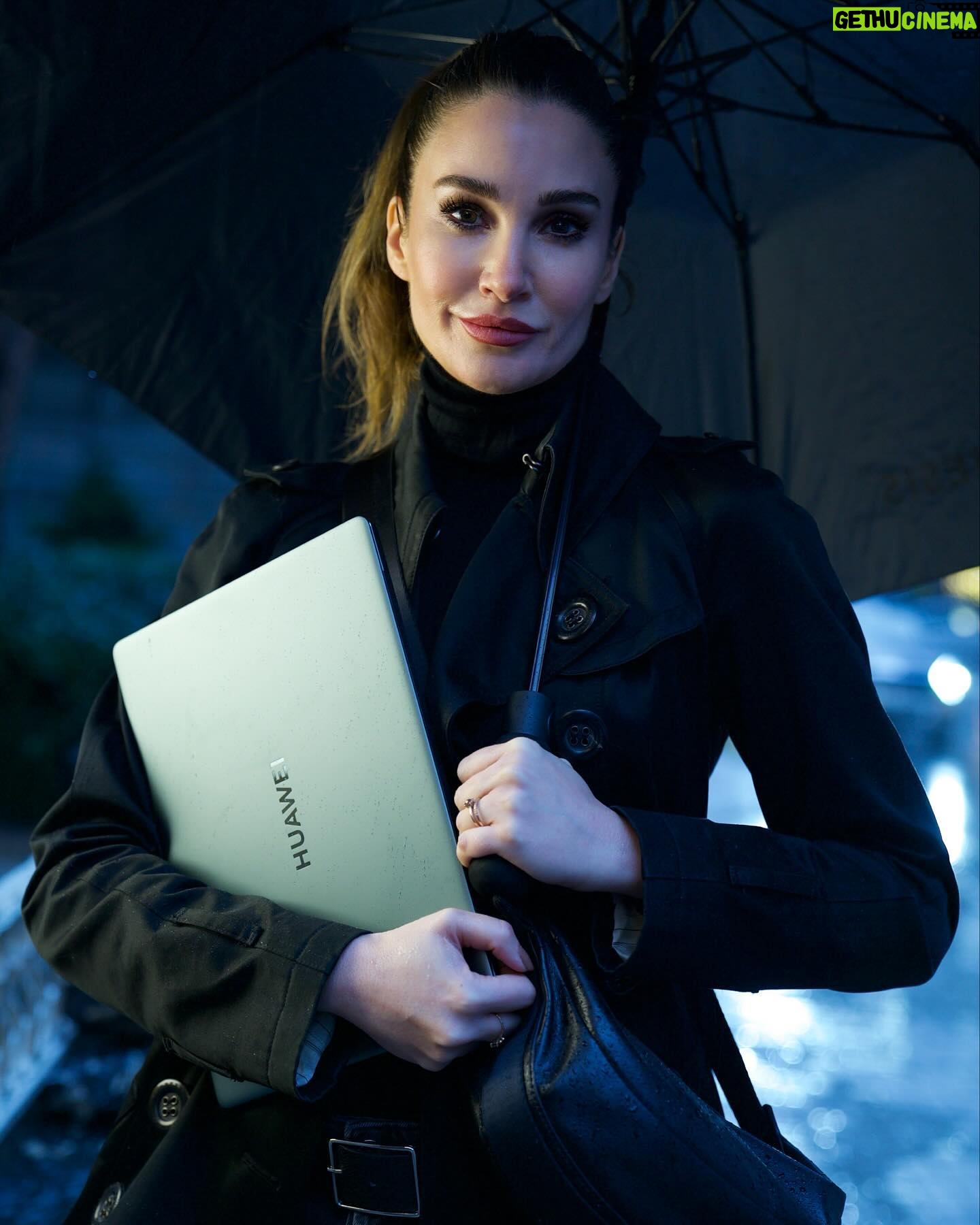 Rojda Demirer Instagram - Yağmurlu günlerde kendimi dışarı atıp kafemde çalışmaya bayılıyorum. Yanımda ince ve hafif tasarımıyla Huawei MateBook 14s varken bu özgürlüğe sahibim :) @huaweimobiletr #HuaweiMateBook14s #işbirliği