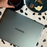Rojda Demirer Instagram - Yağmurlu günlerde kendimi dışarı atıp kafemde çalışmaya bayılıyorum. Yanımda ince ve hafif tasarımıyla Huawei MateBook 14s varken bu özgürlüğe sahibim :) @huaweimobiletr #HuaweiMateBook14s #işbirliği