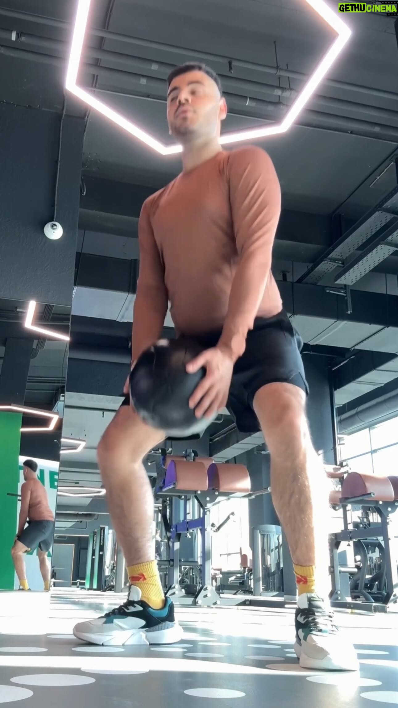 Roman Kagramanov Instagram - Вы бы знали, как я люблю тренироваться, выходишь с тренировки полный сил и позитива! Я из тех людей, которые хотят всегда выглядеть хорошо, в том числе и в зале. Поэтому я выбираю @demix
