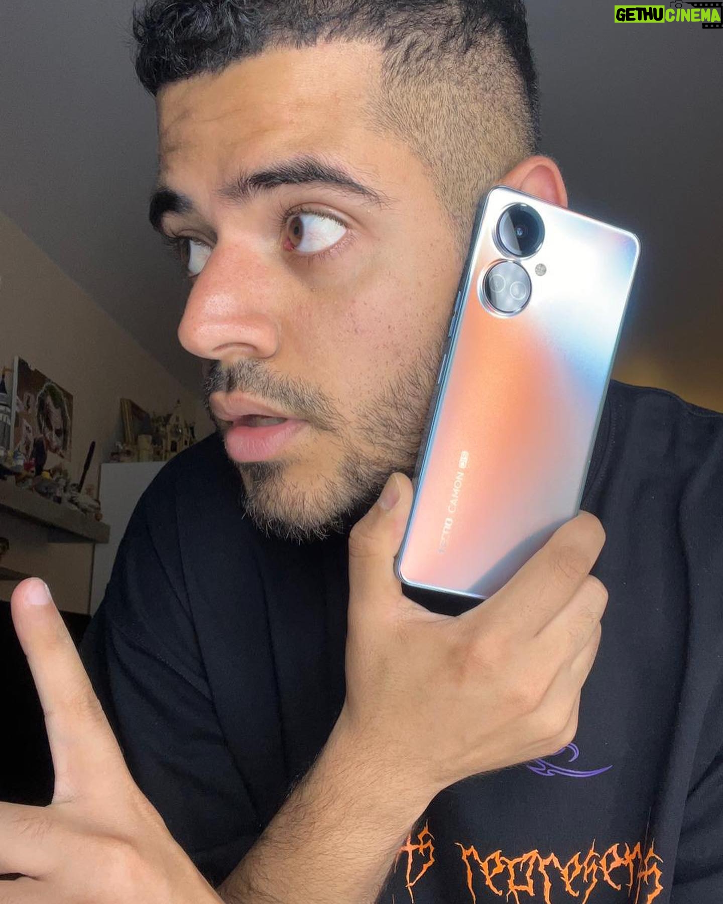 Roman Kagramanov Instagram - Вот это подарочек я получил😍!У этой пушки Tecno Camon 19 Pro офигенная камера 64 мегапикселя основная и фронталка 32.А дизайн просто огонь,смотри как переливается.Лайк!!!!