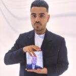 Roman Kagramanov Instagram – Так! Я в необычном для себя образе! И пускай сейчас прозвучит немного не стандартно для меня, некий мотивационный заход к вам, но изредка можно))) 

Фактический результат не всегда отображает пройденный путь. Иногда за красивым кадром скрывается огромная жизнь, которой позавидует любой турецкий сериал. 
Порой меня спрашивают совета на тему, как прийти к какой-то грандиозной цели или добиться какого-то сверх результата, я никогда не мог ответить полноценно на этот вопрос, потому что сам еще на пути к раскрытию ответа на него. Но я всегда говорю о некой непробиваемой решительности, «при как танк» – делай то, что нравится, несмотря ни на что. Так вот это работает. Я помню себя официантом, поваром, вокалистом в караоке – образы были разные, но я всегда либо делал то, что мне нравилось, либо не делал вовсе. 
Вдохновили меня на эти строки ребята из команды @tecnorussia Так, они решили, что не хотят стоять на месте: рискнули и соединили воедино смелость, решительность и авантюризм, получив PHANTOM V FOLD. Вот, что может помочь на пути к большим целям. Дерзайте и вы.
#нетпределаTECNO