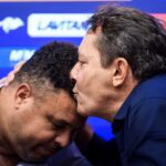 Ronaldo Instagram - [continuação] Chegou o momento de passar o bastão. Não pra qualquer pessoa, não por qualquer dinheiro nem por qualquer razão. Não sem me importar com o futuro do clube, não sem ouvir vocês, não sem a certeza de que não há ninguém melhor e mais apaixonado que o meu sucessor para liderar novos capítulos de prosperidade na história do nosso gigante. Pedrinho, a Nação te ama! Não à toa você é o quinto maior varejista do Brasil - sua trajetória é brilhante. Nos momentos mais difíceis do Cruzeiro, você estava lá, estendendo a mão e investindo do próprio bolso. É da sua paixão que vive o nosso esporte. E depois de ouvir tantas vezes o torcedor chamar seu nome, é com muito orgulho que anuncio a sua chegada. Sou muito grato pela confiança de cada um - da diretoria aos torcedores, dos bastidores ao campo. Que legado construímos! Somos a primeira GRANDE SAF do futebol brasileiro! Não poderia deixar de agradecer ao nosso CEO Gabriel Lima; ao CFO Raphael Vianna; Pedro Martins e Paulo Autuori; Paulo André, que foi um maestro na condução da visão desportiva; Victor Rios, diretor de comunicação; Renato Kobbi, diretor comercial; Kin Saito, diretora de futebol feminino; Marco Farah, diretor de mkt; e Larissa Agrelio, diretora jurídica. Também ao Dr Lidson Potsch, presidente da associação - seu apoio foi fundamental. Ao time Luiz Fernando Musa, Pedro Mesquita, Nicola Calicchio, Amir Bocayuva, Denis Caldeira, Lilian Guimarães, Ricardo Dias e Eduardo Navarro que, voluntariamente, foi nosso conselho consultivo e brilhou! Vivemos uma linda história… fizemos história! E me despeço com a mesma responsabilidade que iniciei o projeto, muito confiante no que está por vir. Eu não entregaria o Cabuloso por oferta nenhuma nas mãos de alguém que não fosse à altura do clube e do amor dos cruzeirenses. Sairei oficialmente do controle da SAF, mas do meu coração o Cruzeiro nunca saiu e nunca sairá. Seguirei como membro do Conselho de Administração, acreditando no futuro cabuloso em construção e na nova gestão. Mais que isso, seguirei torcendo por vocês. Com vocês. Obrigado por tudo.