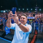 Ronaldo Instagram - [continuação] Chegou o momento de passar o bastão. Não pra qualquer pessoa, não por qualquer dinheiro nem por qualquer razão. Não sem me importar com o futuro do clube, não sem ouvir vocês, não sem a certeza de que não há ninguém melhor e mais apaixonado que o meu sucessor para liderar novos capítulos de prosperidade na história do nosso gigante. Pedrinho, a Nação te ama! Não à toa você é o quinto maior varejista do Brasil - sua trajetória é brilhante. Nos momentos mais difíceis do Cruzeiro, você estava lá, estendendo a mão e investindo do próprio bolso. É da sua paixão que vive o nosso esporte. E depois de ouvir tantas vezes o torcedor chamar seu nome, é com muito orgulho que anuncio a sua chegada. Sou muito grato pela confiança de cada um - da diretoria aos torcedores, dos bastidores ao campo. Que legado construímos! Somos a primeira GRANDE SAF do futebol brasileiro! Não poderia deixar de agradecer ao nosso CEO Gabriel Lima; ao CFO Raphael Vianna; Pedro Martins e Paulo Autuori; Paulo André, que foi um maestro na condução da visão desportiva; Victor Rios, diretor de comunicação; Renato Kobbi, diretor comercial; Kin Saito, diretora de futebol feminino; Marco Farah, diretor de mkt; e Larissa Agrelio, diretora jurídica. Também ao Dr Lidson Potsch, presidente da associação - seu apoio foi fundamental. Ao time Luiz Fernando Musa, Pedro Mesquita, Nicola Calicchio, Amir Bocayuva, Denis Caldeira, Lilian Guimarães, Ricardo Dias e Eduardo Navarro que, voluntariamente, foi nosso conselho consultivo e brilhou! Vivemos uma linda história… fizemos história! E me despeço com a mesma responsabilidade que iniciei o projeto, muito confiante no que está por vir. Eu não entregaria o Cabuloso por oferta nenhuma nas mãos de alguém que não fosse à altura do clube e do amor dos cruzeirenses. Sairei oficialmente do controle da SAF, mas do meu coração o Cruzeiro nunca saiu e nunca sairá. Seguirei como membro do Conselho de Administração, acreditando no futuro cabuloso em construção e na nova gestão. Mais que isso, seguirei torcendo por vocês. Com vocês. Obrigado por tudo.