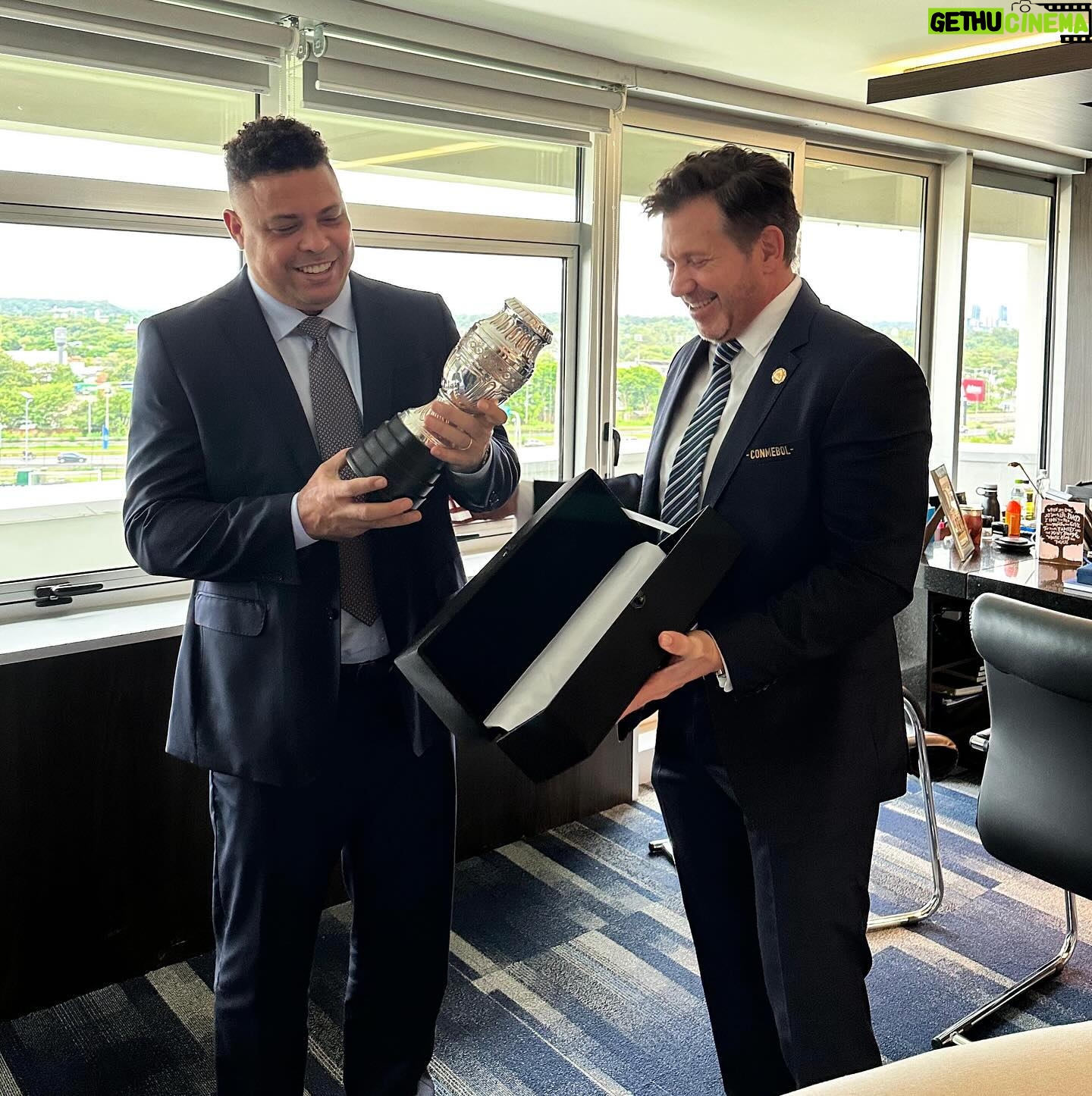 Ronaldo Instagram - Un placer recibir al ‘Fenómeno’ para conversar sobre el presente y futuro del mejor fútbol del mundo. @ronaldo, mi amigo, es ganador de la CONMEBOL @copaamerica, Bicampeón de la @fifaworldcup, en el que se destaca por ser el máximo goleador histórico sudamericano. ¡Gracias por acompañarnos en el 78º Congreso de la @conmebol! . . É um prazer receber o "Fenômeno" para falar sobre o presente e o futuro do melhor futebol do mundo. Ronaldo, meu amigo, é campeão da CONMEBOL Copa América, bicampeão da Copa Mundial, na qual se destaca como o maior artilheiro da América do Sul. Obrigado por se juntar a nós no 78º Congresso da CONMEBOL!