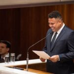 Ronaldo Instagram - Uma grande honra receber o título de Cidadão Honorário de Minas Gerais nesta Casa. @assembleiademinas Foi aqui, em Minas Gerais, que eu nasci pro mundo, aos 16 anos. Foi aqui que entrei em campo pela primeira vez como profissional. Foi aqui que tive a certeza que meus sonhos eram possíveis e daqui parti para conquistá-los. Foi do Cruzeiro que recebi a maior oportunidade da minha vida: ir pra fora fazer história e trazer pro Brasil o que podia ser nosso. Voltei como um bom filho que à casa torna. Voltei por acreditar na volta do Cruzeiro. Voltei pra ser parte da mudança no futebol brasileiro. Sou muito grato pela forma que me receberam, pelo apoio do povo mineiro. Escrevemos juntos um lindo capítulo de superação e seguimos adiante enfrentando momentos difíceis, desafiadores, com muitas lições pelo caminho, na direção de reerguer um gigante, dentro e fora de campo. Eu realmente mudei a minha vida pra embarcar nesse projeto. Essa terra hoje faz parte da minha rotina e dos meus planos. Dizem que aqui, cercado de montanhas, se aprende a respirar horizontes. Eu diria que aquele garoto de 1993 aprendeu cedo. Obrigado, Minas Gerais. Obrigado, @cruzeiro. ——————————————— Fotos: Gustavo Rabelo / BH Foto Elizabete Guimarães / ALMG