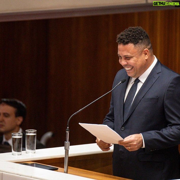 Ronaldo Instagram - Uma grande honra receber o título de Cidadão Honorário de Minas Gerais nesta Casa. @assembleiademinas Foi aqui, em Minas Gerais, que eu nasci pro mundo, aos 16 anos. Foi aqui que entrei em campo pela primeira vez como profissional. Foi aqui que tive a certeza que meus sonhos eram possíveis e daqui parti para conquistá-los. Foi do Cruzeiro que recebi a maior oportunidade da minha vida: ir pra fora fazer história e trazer pro Brasil o que podia ser nosso. Voltei como um bom filho que à casa torna. Voltei por acreditar na volta do Cruzeiro. Voltei pra ser parte da mudança no futebol brasileiro. Sou muito grato pela forma que me receberam, pelo apoio do povo mineiro. Escrevemos juntos um lindo capítulo de superação e seguimos adiante enfrentando momentos difíceis, desafiadores, com muitas lições pelo caminho, na direção de reerguer um gigante, dentro e fora de campo. Eu realmente mudei a minha vida pra embarcar nesse projeto. Essa terra hoje faz parte da minha rotina e dos meus planos. Dizem que aqui, cercado de montanhas, se aprende a respirar horizontes. Eu diria que aquele garoto de 1993 aprendeu cedo. Obrigado, Minas Gerais. Obrigado, @cruzeiro. ——————————————— Fotos: Gustavo Rabelo / BH Foto Elizabete Guimarães / ALMG