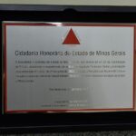 Ronaldo Instagram - Uma grande honra receber o título de Cidadão Honorário de Minas Gerais nesta Casa. @assembleiademinas Foi aqui, em Minas Gerais, que eu nasci pro mundo, aos 16 anos. Foi aqui que entrei em campo pela primeira vez como profissional. Foi aqui que tive a certeza que meus sonhos eram possíveis e daqui parti para conquistá-los. Foi do Cruzeiro que recebi a maior oportunidade da minha vida: ir pra fora fazer história e trazer pro Brasil o que podia ser nosso. Voltei como um bom filho que à casa torna. Voltei por acreditar na volta do Cruzeiro. Voltei pra ser parte da mudança no futebol brasileiro. Sou muito grato pela forma que me receberam, pelo apoio do povo mineiro. Escrevemos juntos um lindo capítulo de superação e seguimos adiante enfrentando momentos difíceis, desafiadores, com muitas lições pelo caminho, na direção de reerguer um gigante, dentro e fora de campo. Eu realmente mudei a minha vida pra embarcar nesse projeto. Essa terra hoje faz parte da minha rotina e dos meus planos. Dizem que aqui, cercado de montanhas, se aprende a respirar horizontes. Eu diria que aquele garoto de 1993 aprendeu cedo. Obrigado, Minas Gerais. Obrigado, @cruzeiro. ——————————————— Fotos: Gustavo Rabelo / BH Foto Elizabete Guimarães / ALMG