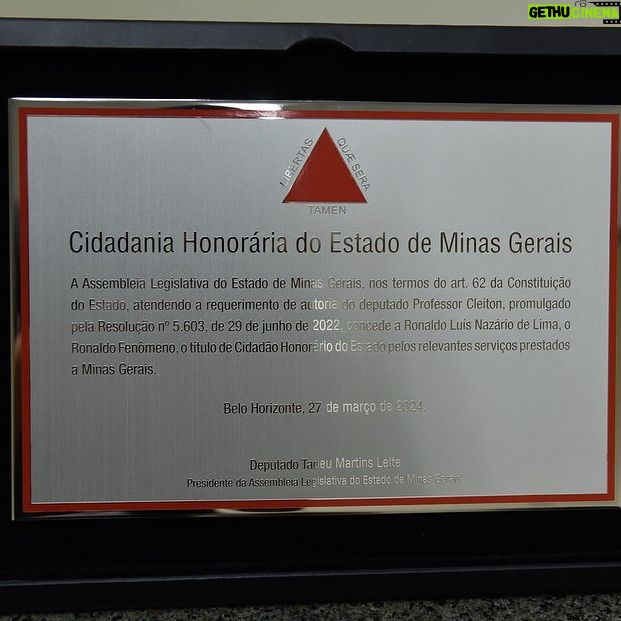 Ronaldo Instagram - Uma grande honra receber o título de Cidadão Honorário de Minas Gerais nesta Casa. @assembleiademinas Foi aqui, em Minas Gerais, que eu nasci pro mundo, aos 16 anos. Foi aqui que entrei em campo pela primeira vez como profissional. Foi aqui que tive a certeza que meus sonhos eram possíveis e daqui parti para conquistá-los. Foi do Cruzeiro que recebi a maior oportunidade da minha vida: ir pra fora fazer história e trazer pro Brasil o que podia ser nosso. Voltei como um bom filho que à casa torna. Voltei por acreditar na volta do Cruzeiro. Voltei pra ser parte da mudança no futebol brasileiro. Sou muito grato pela forma que me receberam, pelo apoio do povo mineiro. Escrevemos juntos um lindo capítulo de superação e seguimos adiante enfrentando momentos difíceis, desafiadores, com muitas lições pelo caminho, na direção de reerguer um gigante, dentro e fora de campo. Eu realmente mudei a minha vida pra embarcar nesse projeto. Essa terra hoje faz parte da minha rotina e dos meus planos. Dizem que aqui, cercado de montanhas, se aprende a respirar horizontes. Eu diria que aquele garoto de 1993 aprendeu cedo. Obrigado, Minas Gerais. Obrigado, @cruzeiro. ——————————————— Fotos: Gustavo Rabelo / BH Foto Elizabete Guimarães / ALMG