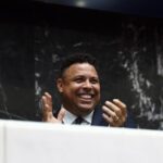 Ronaldo Instagram - Uma grande honra receber o título de Cidadão Honorário de Minas Gerais nesta Casa. @assembleiademinas Foi aqui, em Minas Gerais, que eu nasci pro mundo, aos 16 anos. Foi aqui que entrei em campo pela primeira vez como profissional. Foi aqui que tive a certeza que meus sonhos eram possíveis e daqui parti para conquistá-los. Foi do Cruzeiro que recebi a maior oportunidade da minha vida: ir pra fora fazer história e trazer pro Brasil o que podia ser nosso. Voltei como um bom filho que à casa torna. Voltei por acreditar na volta do Cruzeiro. Voltei pra ser parte da mudança no futebol brasileiro. Sou muito grato pela forma que me receberam, pelo apoio do povo mineiro. Escrevemos juntos um lindo capítulo de superação e seguimos adiante enfrentando momentos difíceis, desafiadores, com muitas lições pelo caminho, na direção de reerguer um gigante, dentro e fora de campo. Eu realmente mudei a minha vida pra embarcar nesse projeto. Essa terra hoje faz parte da minha rotina e dos meus planos. Dizem que aqui, cercado de montanhas, se aprende a respirar horizontes. Eu diria que aquele garoto de 1993 aprendeu cedo. Obrigado, Minas Gerais. Obrigado, @cruzeiro. ——————————————— Fotos: Gustavo Rabelo / BH Foto Elizabete Guimarães / ALMG