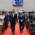 Ronaldo Instagram - Uma grande honra receber o título de Cidadão Honorário de Minas Gerais nesta Casa. @assembleiademinas Foi aqui, em Minas Gerais, que eu nasci pro mundo, aos 16 anos. Foi aqui que entrei em campo pela primeira vez como profissional. Foi aqui que tive a certeza que meus sonhos eram possíveis e daqui parti para conquistá-los. Foi do Cruzeiro que recebi a maior oportunidade da minha vida: ir pra fora fazer história e trazer pro Brasil o que podia ser nosso. Voltei como um bom filho que à casa torna. Voltei por acreditar na volta do Cruzeiro. Voltei pra ser parte da mudança no futebol brasileiro. Sou muito grato pela forma que me receberam, pelo apoio do povo mineiro. Escrevemos juntos um lindo capítulo de superação e seguimos adiante enfrentando momentos difíceis, desafiadores, com muitas lições pelo caminho, na direção de reerguer um gigante, dentro e fora de campo. Eu realmente mudei a minha vida pra embarcar nesse projeto. Essa terra hoje faz parte da minha rotina e dos meus planos. Dizem que aqui, cercado de montanhas, se aprende a respirar horizontes. Eu diria que aquele garoto de 1993 aprendeu cedo. Obrigado, Minas Gerais. Obrigado, @cruzeiro. ——————————————— Fotos: Gustavo Rabelo / BH Foto Elizabete Guimarães / ALMG