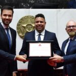 Ronaldo Instagram - Uma grande honra receber o título de Cidadão Honorário de Minas Gerais nesta Casa. @assembleiademinas Foi aqui, em Minas Gerais, que eu nasci pro mundo, aos 16 anos. Foi aqui que entrei em campo pela primeira vez como profissional. Foi aqui que tive a certeza que meus sonhos eram possíveis e daqui parti para conquistá-los. Foi do Cruzeiro que recebi a maior oportunidade da minha vida: ir pra fora fazer história e trazer pro Brasil o que podia ser nosso. Voltei como um bom filho que à casa torna. Voltei por acreditar na volta do Cruzeiro. Voltei pra ser parte da mudança no futebol brasileiro. Sou muito grato pela forma que me receberam, pelo apoio do povo mineiro. Escrevemos juntos um lindo capítulo de superação e seguimos adiante enfrentando momentos difíceis, desafiadores, com muitas lições pelo caminho, na direção de reerguer um gigante, dentro e fora de campo. Eu realmente mudei a minha vida pra embarcar nesse projeto. Essa terra hoje faz parte da minha rotina e dos meus planos. Dizem que aqui, cercado de montanhas, se aprende a respirar horizontes. Eu diria que aquele garoto de 1993 aprendeu cedo. Obrigado, Minas Gerais. Obrigado, @cruzeiro. ——————————————— Fotos: Gustavo Rabelo / BH Foto Elizabete Guimarães / ALMG