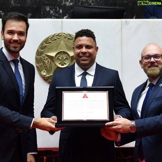 Ronaldo Instagram - Uma grande honra receber o título de Cidadão Honorário de Minas Gerais nesta Casa. @assembleiademinas Foi aqui, em Minas Gerais, que eu nasci pro mundo, aos 16 anos. Foi aqui que entrei em campo pela primeira vez como profissional. Foi aqui que tive a certeza que meus sonhos eram possíveis e daqui parti para conquistá-los. Foi do Cruzeiro que recebi a maior oportunidade da minha vida: ir pra fora fazer história e trazer pro Brasil o que podia ser nosso. Voltei como um bom filho que à casa torna. Voltei por acreditar na volta do Cruzeiro. Voltei pra ser parte da mudança no futebol brasileiro. Sou muito grato pela forma que me receberam, pelo apoio do povo mineiro. Escrevemos juntos um lindo capítulo de superação e seguimos adiante enfrentando momentos difíceis, desafiadores, com muitas lições pelo caminho, na direção de reerguer um gigante, dentro e fora de campo. Eu realmente mudei a minha vida pra embarcar nesse projeto. Essa terra hoje faz parte da minha rotina e dos meus planos. Dizem que aqui, cercado de montanhas, se aprende a respirar horizontes. Eu diria que aquele garoto de 1993 aprendeu cedo. Obrigado, Minas Gerais. Obrigado, @cruzeiro. ——————————————— Fotos: Gustavo Rabelo / BH Foto Elizabete Guimarães / ALMG