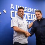 Ronaldo Instagram - [continuação] Chegou o momento de passar o bastão. Não pra qualquer pessoa, não por qualquer dinheiro nem por qualquer razão. Não sem me importar com o futuro do clube, não sem ouvir vocês, não sem a certeza de que não há ninguém melhor e mais apaixonado que o meu sucessor para liderar novos capítulos de prosperidade na história do nosso gigante. Pedrinho, a Nação te ama! Não à toa você é o quinto maior varejista do Brasil - sua trajetória é brilhante. Nos momentos mais difíceis do Cruzeiro, você estava lá, estendendo a mão e investindo do próprio bolso. É da sua paixão que vive o nosso esporte. E depois de ouvir tantas vezes o torcedor chamar seu nome, é com muito orgulho que anuncio a sua chegada. Sou muito grato pela confiança de cada um - da diretoria aos torcedores, dos bastidores ao campo. Que legado construímos! Somos a primeira GRANDE SAF do futebol brasileiro! Não poderia deixar de agradecer ao nosso CEO Gabriel Lima; ao CFO Raphael Vianna; Pedro Martins e Paulo Autuori; Paulo André, que foi um maestro na condução da visão desportiva; Victor Rios, diretor de comunicação; Renato Kobbi, diretor comercial; Kin Saito, diretora de futebol feminino; Marco Farah, diretor de mkt; e Larissa Agrelio, diretora jurídica. Também ao Dr Lidson Potsch, presidente da associação - seu apoio foi fundamental. Ao time Luiz Fernando Musa, Pedro Mesquita, Nicola Calicchio, Amir Bocayuva, Denis Caldeira, Lilian Guimarães, Ricardo Dias e Eduardo Navarro que, voluntariamente, foi nosso conselho consultivo e brilhou! Vivemos uma linda história… fizemos história! E me despeço com a mesma responsabilidade que iniciei o projeto, muito confiante no que está por vir. Eu não entregaria o Cabuloso por oferta nenhuma nas mãos de alguém que não fosse à altura do clube e do amor dos cruzeirenses. Sairei oficialmente do controle da SAF, mas do meu coração o Cruzeiro nunca saiu e nunca sairá. Seguirei como membro do Conselho de Administração, acreditando no futuro cabuloso em construção e na nova gestão. Mais que isso, seguirei torcendo por vocês. Com vocês. Obrigado por tudo.