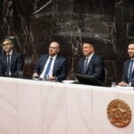 Ronaldo Instagram - Uma grande honra receber o título de Cidadão Honorário de Minas Gerais nesta Casa. @assembleiademinas Foi aqui, em Minas Gerais, que eu nasci pro mundo, aos 16 anos. Foi aqui que entrei em campo pela primeira vez como profissional. Foi aqui que tive a certeza que meus sonhos eram possíveis e daqui parti para conquistá-los. Foi do Cruzeiro que recebi a maior oportunidade da minha vida: ir pra fora fazer história e trazer pro Brasil o que podia ser nosso. Voltei como um bom filho que à casa torna. Voltei por acreditar na volta do Cruzeiro. Voltei pra ser parte da mudança no futebol brasileiro. Sou muito grato pela forma que me receberam, pelo apoio do povo mineiro. Escrevemos juntos um lindo capítulo de superação e seguimos adiante enfrentando momentos difíceis, desafiadores, com muitas lições pelo caminho, na direção de reerguer um gigante, dentro e fora de campo. Eu realmente mudei a minha vida pra embarcar nesse projeto. Essa terra hoje faz parte da minha rotina e dos meus planos. Dizem que aqui, cercado de montanhas, se aprende a respirar horizontes. Eu diria que aquele garoto de 1993 aprendeu cedo. Obrigado, Minas Gerais. Obrigado, @cruzeiro. ——————————————— Fotos: Gustavo Rabelo / BH Foto Elizabete Guimarães / ALMG
