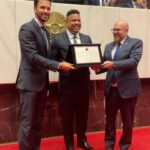 Ronaldo Instagram - O Fenômeno é cidadão honorário de Minas Gerais! 🔺 Nesta quarta-feira, Ronaldo recebeu o título de cidadão honorário na Assembleia Legislativa de Minas Gerais pelo seu legado no futebol como jogador e empresário. No Cruzeiro, ele iniciou sua trajetória como jogador profissional, ganhou o mundo, se tornou ídolo e retornou para assumir a gestão da SAF. ❝Foi do Cruzeiro que recebi a maior oportunidade da minha vida. Voltei como um bom filho a casa torna. Voltei por acreditar na volta do Cruzeiro, na direção de reerguer um gigante dentro e fora de campo. ❞ Pra sempre nas páginas heroicas e imortais e agora cidadão mineiro, uai! 💙