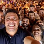 Ronaldo Instagram - [continuação] Chegou o momento de passar o bastão. Não pra qualquer pessoa, não por qualquer dinheiro nem por qualquer razão. Não sem me importar com o futuro do clube, não sem ouvir vocês, não sem a certeza de que não há ninguém melhor e mais apaixonado que o meu sucessor para liderar novos capítulos de prosperidade na história do nosso gigante. Pedrinho, a Nação te ama! Não à toa você é o quinto maior varejista do Brasil - sua trajetória é brilhante. Nos momentos mais difíceis do Cruzeiro, você estava lá, estendendo a mão e investindo do próprio bolso. É da sua paixão que vive o nosso esporte. E depois de ouvir tantas vezes o torcedor chamar seu nome, é com muito orgulho que anuncio a sua chegada. Sou muito grato pela confiança de cada um - da diretoria aos torcedores, dos bastidores ao campo. Que legado construímos! Somos a primeira GRANDE SAF do futebol brasileiro! Não poderia deixar de agradecer ao nosso CEO Gabriel Lima; ao CFO Raphael Vianna; Pedro Martins e Paulo Autuori; Paulo André, que foi um maestro na condução da visão desportiva; Victor Rios, diretor de comunicação; Renato Kobbi, diretor comercial; Kin Saito, diretora de futebol feminino; Marco Farah, diretor de mkt; e Larissa Agrelio, diretora jurídica. Também ao Dr Lidson Potsch, presidente da associação - seu apoio foi fundamental. Ao time Luiz Fernando Musa, Pedro Mesquita, Nicola Calicchio, Amir Bocayuva, Denis Caldeira, Lilian Guimarães, Ricardo Dias e Eduardo Navarro que, voluntariamente, foi nosso conselho consultivo e brilhou! Vivemos uma linda história… fizemos história! E me despeço com a mesma responsabilidade que iniciei o projeto, muito confiante no que está por vir. Eu não entregaria o Cabuloso por oferta nenhuma nas mãos de alguém que não fosse à altura do clube e do amor dos cruzeirenses. Sairei oficialmente do controle da SAF, mas do meu coração o Cruzeiro nunca saiu e nunca sairá. Seguirei como membro do Conselho de Administração, acreditando no futuro cabuloso em construção e na nova gestão. Mais que isso, seguirei torcendo por vocês. Com vocês. Obrigado por tudo.