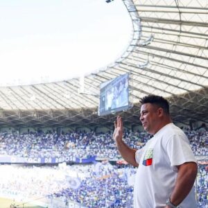 Ronaldo Instagram - No fim de 2021, quando anunciei a intenção de compra da SAF, eu disse acreditar que era possível tirar o Cruzeiro de refém da crise; que era a minha vez de tentar abrir portas para o Cabuloso. Não prometi super poderes, mas uma gestão sustentável para um crescimento de médio e longo prazo. 

No curto prazo, vieram os primeiros resultados em campo. Não foram frutos do acaso. Trabalhamos arduamente no extracampo. E vocês, Nação Azul, muito além da arquibancada. Ativos, presentes, potentes. Com voz, força e paixão. Defendendo, motivando, apoiando, cobrando e torcendo. Não teríamos conseguido sem vocês.

Dois anos e quatro meses se passaram. Posso dizer com orgulho que abrimos as portas que estavam quase fechando e outras que nem existiam. O estado terminal em que assumi o clube é página virada. O time desacreditado, invisibilizado, com o programa de sócio-torcedor abandonado e CTs deteriorados, ficou no passado. Hoje temos um Cruzeiro com novas perspectivas, muito mais organizado, fortalecido, que aprendeu e cresceu como instituição; que alcançou metas, melhorou processos e investiu em infraestrutura, com reflexos notáveis nas categorias de base e no futebol feminino; que depois de três anos rebaixado, em nove meses, sob a nossa gestão, retornou à elite (o acesso mais rápido da história da Série B!) e foi campeão com seis rodadas de antecedência (outro recorde!); um Cruzeiro na Série A e na Sulamericana, com a maior receita já atingida de patrocinadores na camisa.

Assumi um compromisso com vocês e ainda que, paralelamente, minha vida pessoal e profissional tenha me apresentado novos desafios, caminhos e chamados, segui firme no que me propus a entregar aqui. Somente depois de cumprir a missão é que me permiti tomar essa decisão difícil, mas necessária - sobretudo por impactar a vida de milhões de pessoas. 

[continua no próximo post]