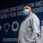 Ronaldo Instagram - No fim de 2021, quando anunciei a intenção de compra da SAF, eu disse acreditar que era possível tirar o Cruzeiro de refém da crise; que era a minha vez de tentar abrir portas para o Cabuloso. Não prometi super poderes, mas uma gestão sustentável para um crescimento de médio e longo prazo. No curto prazo, vieram os primeiros resultados em campo. Não foram frutos do acaso. Trabalhamos arduamente no extracampo. E vocês, Nação Azul, muito além da arquibancada. Ativos, presentes, potentes. Com voz, força e paixão. Defendendo, motivando, apoiando, cobrando e torcendo. Não teríamos conseguido sem vocês. Dois anos e quatro meses se passaram. Posso dizer com orgulho que abrimos as portas que estavam quase fechando e outras que nem existiam. O estado terminal em que assumi o clube é página virada. O time desacreditado, invisibilizado, com o programa de sócio-torcedor abandonado e CTs deteriorados, ficou no passado. Hoje temos um Cruzeiro com novas perspectivas, muito mais organizado, fortalecido, que aprendeu e cresceu como instituição; que alcançou metas, melhorou processos e investiu em infraestrutura, com reflexos notáveis nas categorias de base e no futebol feminino; que depois de três anos rebaixado, em nove meses, sob a nossa gestão, retornou à elite (o acesso mais rápido da história da Série B!) e foi campeão com seis rodadas de antecedência (outro recorde!); um Cruzeiro na Série A e na Sulamericana, com a maior receita já atingida de patrocinadores na camisa. Assumi um compromisso com vocês e ainda que, paralelamente, minha vida pessoal e profissional tenha me apresentado novos desafios, caminhos e chamados, segui firme no que me propus a entregar aqui. Somente depois de cumprir a missão é que me permiti tomar essa decisão difícil, mas necessária - sobretudo por impactar a vida de milhões de pessoas. [continua no próximo post]