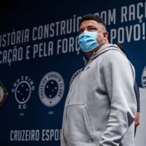 Ronaldo Instagram - No fim de 2021, quando anunciei a intenção de compra da SAF, eu disse acreditar que era possível tirar o Cruzeiro de refém da crise; que era a minha vez de tentar abrir portas para o Cabuloso. Não prometi super poderes, mas uma gestão sustentável para um crescimento de médio e longo prazo. 

No curto prazo, vieram os primeiros resultados em campo. Não foram frutos do acaso. Trabalhamos arduamente no extracampo. E vocês, Nação Azul, muito além da arquibancada. Ativos, presentes, potentes. Com voz, força e paixão. Defendendo, motivando, apoiando, cobrando e torcendo. Não teríamos conseguido sem vocês.

Dois anos e quatro meses se passaram. Posso dizer com orgulho que abrimos as portas que estavam quase fechando e outras que nem existiam. O estado terminal em que assumi o clube é página virada. O time desacreditado, invisibilizado, com o programa de sócio-torcedor abandonado e CTs deteriorados, ficou no passado. Hoje temos um Cruzeiro com novas perspectivas, muito mais organizado, fortalecido, que aprendeu e cresceu como instituição; que alcançou metas, melhorou processos e investiu em infraestrutura, com reflexos notáveis nas categorias de base e no futebol feminino; que depois de três anos rebaixado, em nove meses, sob a nossa gestão, retornou à elite (o acesso mais rápido da história da Série B!) e foi campeão com seis rodadas de antecedência (outro recorde!); um Cruzeiro na Série A e na Sulamericana, com a maior receita já atingida de patrocinadores na camisa.

Assumi um compromisso com vocês e ainda que, paralelamente, minha vida pessoal e profissional tenha me apresentado novos desafios, caminhos e chamados, segui firme no que me propus a entregar aqui. Somente depois de cumprir a missão é que me permiti tomar essa decisão difícil, mas necessária - sobretudo por impactar a vida de milhões de pessoas. 

[continua no próximo post]