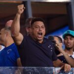 Ronaldo Instagram - No fim de 2021, quando anunciei a intenção de compra da SAF, eu disse acreditar que era possível tirar o Cruzeiro de refém da crise; que era a minha vez de tentar abrir portas para o Cabuloso. Não prometi super poderes, mas uma gestão sustentável para um crescimento de médio e longo prazo. No curto prazo, vieram os primeiros resultados em campo. Não foram frutos do acaso. Trabalhamos arduamente no extracampo. E vocês, Nação Azul, muito além da arquibancada. Ativos, presentes, potentes. Com voz, força e paixão. Defendendo, motivando, apoiando, cobrando e torcendo. Não teríamos conseguido sem vocês. Dois anos e quatro meses se passaram. Posso dizer com orgulho que abrimos as portas que estavam quase fechando e outras que nem existiam. O estado terminal em que assumi o clube é página virada. O time desacreditado, invisibilizado, com o programa de sócio-torcedor abandonado e CTs deteriorados, ficou no passado. Hoje temos um Cruzeiro com novas perspectivas, muito mais organizado, fortalecido, que aprendeu e cresceu como instituição; que alcançou metas, melhorou processos e investiu em infraestrutura, com reflexos notáveis nas categorias de base e no futebol feminino; que depois de três anos rebaixado, em nove meses, sob a nossa gestão, retornou à elite (o acesso mais rápido da história da Série B!) e foi campeão com seis rodadas de antecedência (outro recorde!); um Cruzeiro na Série A e na Sulamericana, com a maior receita já atingida de patrocinadores na camisa. Assumi um compromisso com vocês e ainda que, paralelamente, minha vida pessoal e profissional tenha me apresentado novos desafios, caminhos e chamados, segui firme no que me propus a entregar aqui. Somente depois de cumprir a missão é que me permiti tomar essa decisão difícil, mas necessária - sobretudo por impactar a vida de milhões de pessoas. [continua no próximo post]