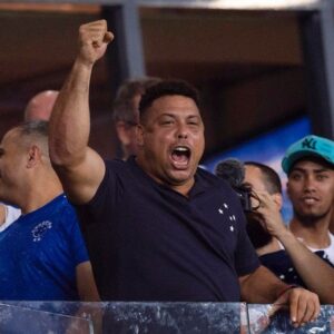 Ronaldo Instagram - No fim de 2021, quando anunciei a intenção de compra da SAF, eu disse acreditar que era possível tirar o Cruzeiro de refém da crise; que era a minha vez de tentar abrir portas para o Cabuloso. Não prometi super poderes, mas uma gestão sustentável para um crescimento de médio e longo prazo. 

No curto prazo, vieram os primeiros resultados em campo. Não foram frutos do acaso. Trabalhamos arduamente no extracampo. E vocês, Nação Azul, muito além da arquibancada. Ativos, presentes, potentes. Com voz, força e paixão. Defendendo, motivando, apoiando, cobrando e torcendo. Não teríamos conseguido sem vocês.

Dois anos e quatro meses se passaram. Posso dizer com orgulho que abrimos as portas que estavam quase fechando e outras que nem existiam. O estado terminal em que assumi o clube é página virada. O time desacreditado, invisibilizado, com o programa de sócio-torcedor abandonado e CTs deteriorados, ficou no passado. Hoje temos um Cruzeiro com novas perspectivas, muito mais organizado, fortalecido, que aprendeu e cresceu como instituição; que alcançou metas, melhorou processos e investiu em infraestrutura, com reflexos notáveis nas categorias de base e no futebol feminino; que depois de três anos rebaixado, em nove meses, sob a nossa gestão, retornou à elite (o acesso mais rápido da história da Série B!) e foi campeão com seis rodadas de antecedência (outro recorde!); um Cruzeiro na Série A e na Sulamericana, com a maior receita já atingida de patrocinadores na camisa.

Assumi um compromisso com vocês e ainda que, paralelamente, minha vida pessoal e profissional tenha me apresentado novos desafios, caminhos e chamados, segui firme no que me propus a entregar aqui. Somente depois de cumprir a missão é que me permiti tomar essa decisão difícil, mas necessária - sobretudo por impactar a vida de milhões de pessoas. 

[continua no próximo post]