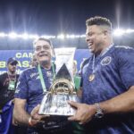 Ronaldo Instagram - No fim de 2021, quando anunciei a intenção de compra da SAF, eu disse acreditar que era possível tirar o Cruzeiro de refém da crise; que era a minha vez de tentar abrir portas para o Cabuloso. Não prometi super poderes, mas uma gestão sustentável para um crescimento de médio e longo prazo. No curto prazo, vieram os primeiros resultados em campo. Não foram frutos do acaso. Trabalhamos arduamente no extracampo. E vocês, Nação Azul, muito além da arquibancada. Ativos, presentes, potentes. Com voz, força e paixão. Defendendo, motivando, apoiando, cobrando e torcendo. Não teríamos conseguido sem vocês. Dois anos e quatro meses se passaram. Posso dizer com orgulho que abrimos as portas que estavam quase fechando e outras que nem existiam. O estado terminal em que assumi o clube é página virada. O time desacreditado, invisibilizado, com o programa de sócio-torcedor abandonado e CTs deteriorados, ficou no passado. Hoje temos um Cruzeiro com novas perspectivas, muito mais organizado, fortalecido, que aprendeu e cresceu como instituição; que alcançou metas, melhorou processos e investiu em infraestrutura, com reflexos notáveis nas categorias de base e no futebol feminino; que depois de três anos rebaixado, em nove meses, sob a nossa gestão, retornou à elite (o acesso mais rápido da história da Série B!) e foi campeão com seis rodadas de antecedência (outro recorde!); um Cruzeiro na Série A e na Sulamericana, com a maior receita já atingida de patrocinadores na camisa. Assumi um compromisso com vocês e ainda que, paralelamente, minha vida pessoal e profissional tenha me apresentado novos desafios, caminhos e chamados, segui firme no que me propus a entregar aqui. Somente depois de cumprir a missão é que me permiti tomar essa decisão difícil, mas necessária - sobretudo por impactar a vida de milhões de pessoas. [continua no próximo post]