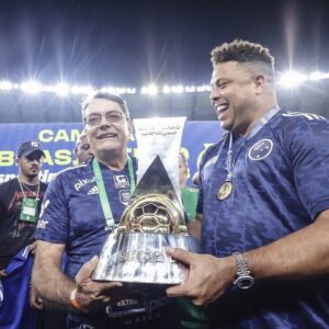Ronaldo Instagram - No fim de 2021, quando anunciei a intenção de compra da SAF, eu disse acreditar que era possível tirar o Cruzeiro de refém da crise; que era a minha vez de tentar abrir portas para o Cabuloso. Não prometi super poderes, mas uma gestão sustentável para um crescimento de médio e longo prazo. 

No curto prazo, vieram os primeiros resultados em campo. Não foram frutos do acaso. Trabalhamos arduamente no extracampo. E vocês, Nação Azul, muito além da arquibancada. Ativos, presentes, potentes. Com voz, força e paixão. Defendendo, motivando, apoiando, cobrando e torcendo. Não teríamos conseguido sem vocês.

Dois anos e quatro meses se passaram. Posso dizer com orgulho que abrimos as portas que estavam quase fechando e outras que nem existiam. O estado terminal em que assumi o clube é página virada. O time desacreditado, invisibilizado, com o programa de sócio-torcedor abandonado e CTs deteriorados, ficou no passado. Hoje temos um Cruzeiro com novas perspectivas, muito mais organizado, fortalecido, que aprendeu e cresceu como instituição; que alcançou metas, melhorou processos e investiu em infraestrutura, com reflexos notáveis nas categorias de base e no futebol feminino; que depois de três anos rebaixado, em nove meses, sob a nossa gestão, retornou à elite (o acesso mais rápido da história da Série B!) e foi campeão com seis rodadas de antecedência (outro recorde!); um Cruzeiro na Série A e na Sulamericana, com a maior receita já atingida de patrocinadores na camisa.

Assumi um compromisso com vocês e ainda que, paralelamente, minha vida pessoal e profissional tenha me apresentado novos desafios, caminhos e chamados, segui firme no que me propus a entregar aqui. Somente depois de cumprir a missão é que me permiti tomar essa decisão difícil, mas necessária - sobretudo por impactar a vida de milhões de pessoas. 

[continua no próximo post]