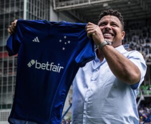 Ronaldo Instagram - No fim de 2021, quando anunciei a intenção de compra da SAF, eu disse acreditar que era possível tirar o Cruzeiro de refém da crise; que era a minha vez de tentar abrir portas para o Cabuloso. Não prometi super poderes, mas uma gestão sustentável para um crescimento de médio e longo prazo. No curto prazo, vieram os primeiros resultados em campo. Não foram frutos do acaso. Trabalhamos arduamente no extracampo. E vocês, Nação Azul, muito além da arquibancada. Ativos, presentes, potentes. Com voz, força e paixão. Defendendo, motivando, apoiando, cobrando e torcendo. Não teríamos conseguido sem vocês. Dois anos e quatro meses se passaram. Posso dizer com orgulho que abrimos as portas que estavam quase fechando e outras que nem existiam. O estado terminal em que assumi o clube é página virada. O time desacreditado, invisibilizado, com o programa de sócio-torcedor abandonado e CTs deteriorados, ficou no passado. Hoje temos um Cruzeiro com novas perspectivas, muito mais organizado, fortalecido, que aprendeu e cresceu como instituição; que alcançou metas, melhorou processos e investiu em infraestrutura, com reflexos notáveis nas categorias de base e no futebol feminino; que depois de três anos rebaixado, em nove meses, sob a nossa gestão, retornou à elite (o acesso mais rápido da história da Série B!) e foi campeão com seis rodadas de antecedência (outro recorde!); um Cruzeiro na Série A e na Sulamericana, com a maior receita já atingida de patrocinadores na camisa. Assumi um compromisso com vocês e ainda que, paralelamente, minha vida pessoal e profissional tenha me apresentado novos desafios, caminhos e chamados, segui firme no que me propus a entregar aqui. Somente depois de cumprir a missão é que me permiti tomar essa decisão difícil, mas necessária - sobretudo por impactar a vida de milhões de pessoas. [continua no próximo post]