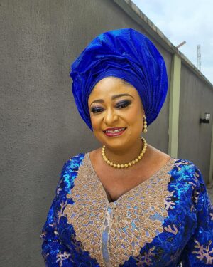 Ronke Oshodi Oke Instagram - Out for the 50th birthday of my dear brother @kunleafod. 

Which is your favorite slide ?

Jewelry: @oriadegold_jewelry 

Makeup 💄@fadebeauty_glam 

#KunleAfodAt50